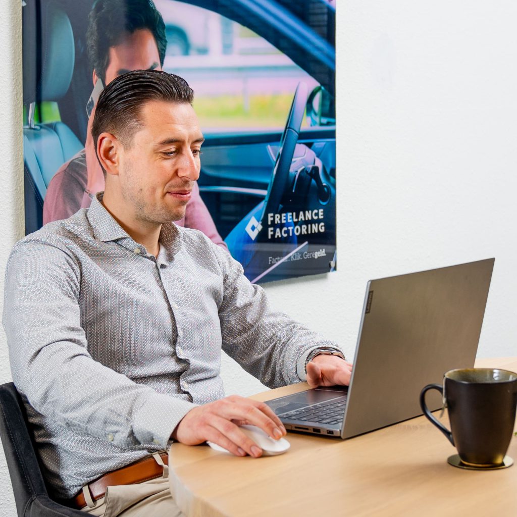 Bart aan het werk op het kantoor van FreelanceFactoring; het factoringbedrijf voor ZZP'ers