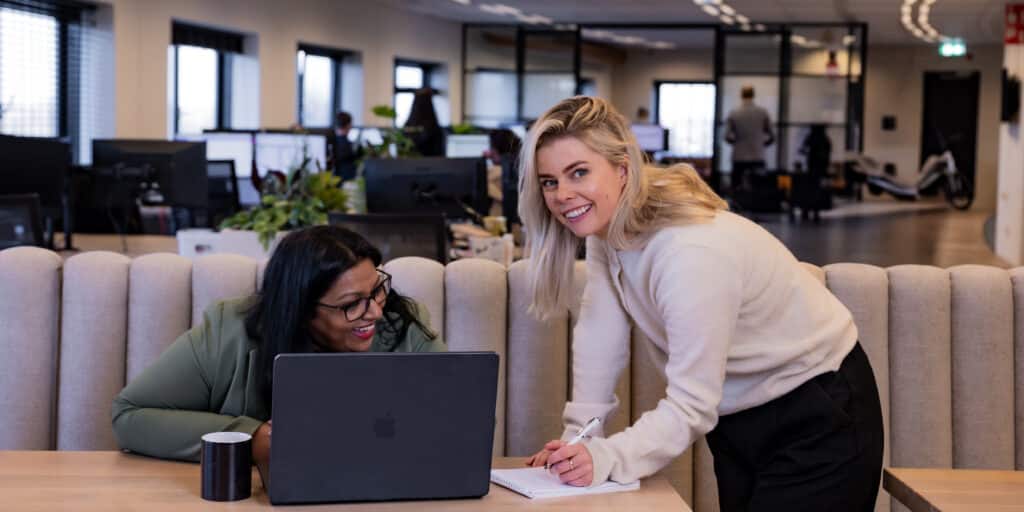 Twee collega's achter laptop