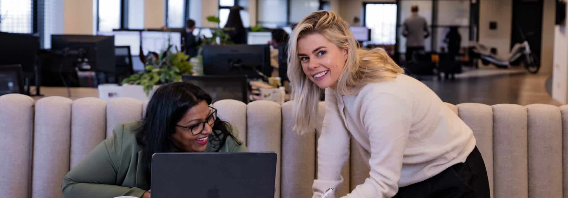 Twee collega's achter laptop